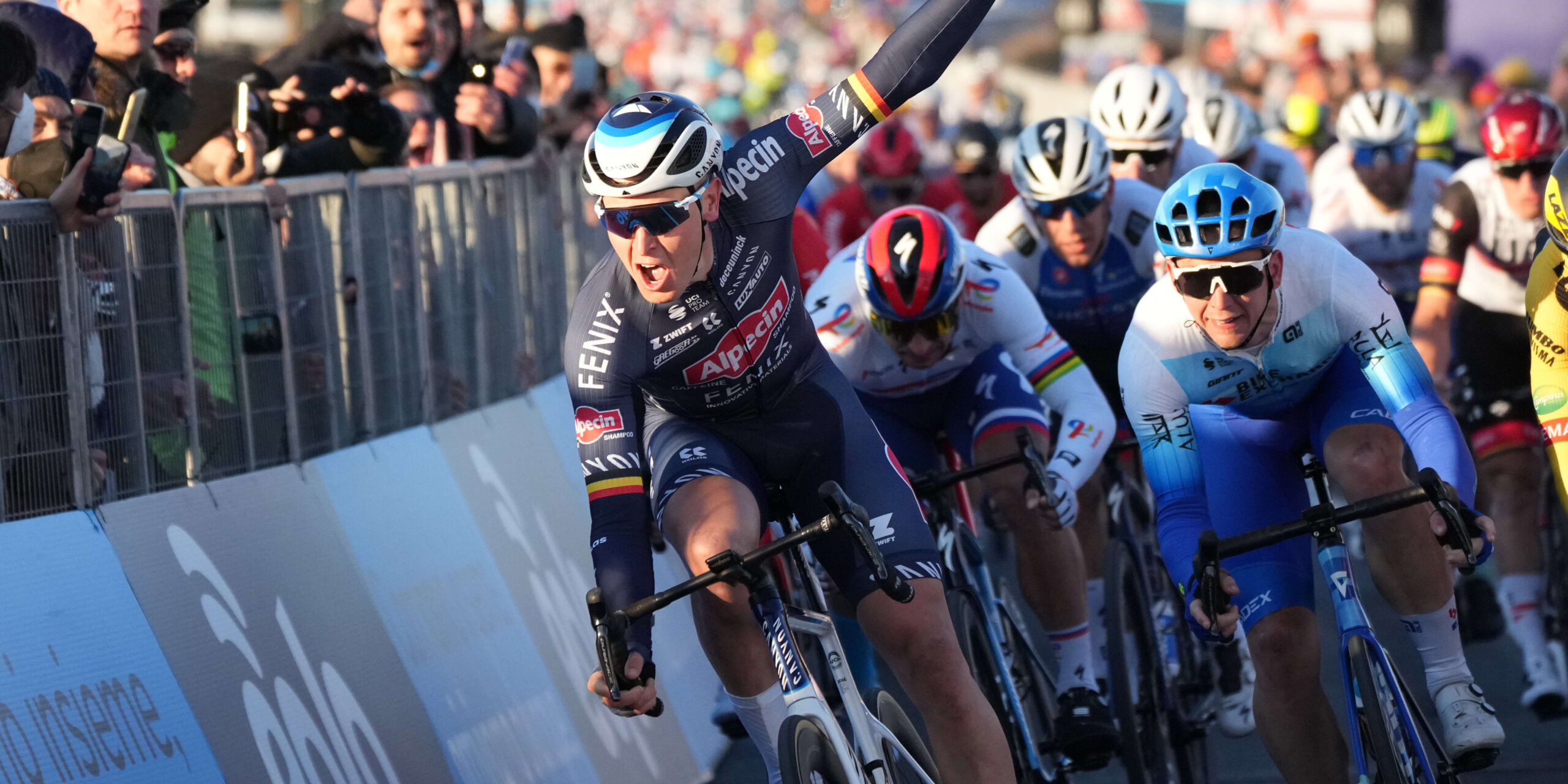Tim Merlier wins Stage 2 of the 2022 Tirreno-Adriatico EOLO. Ganna keeps the Maglia Azzurra
